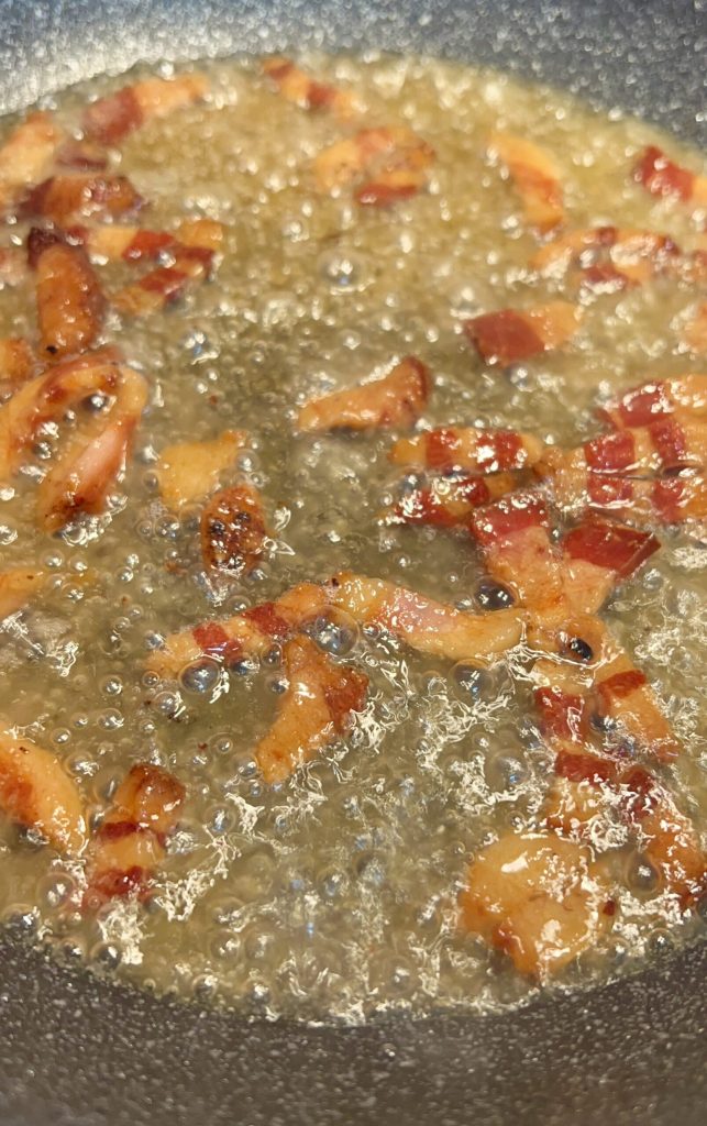 guanciale crujiente desglasado con vino blanco en sartén