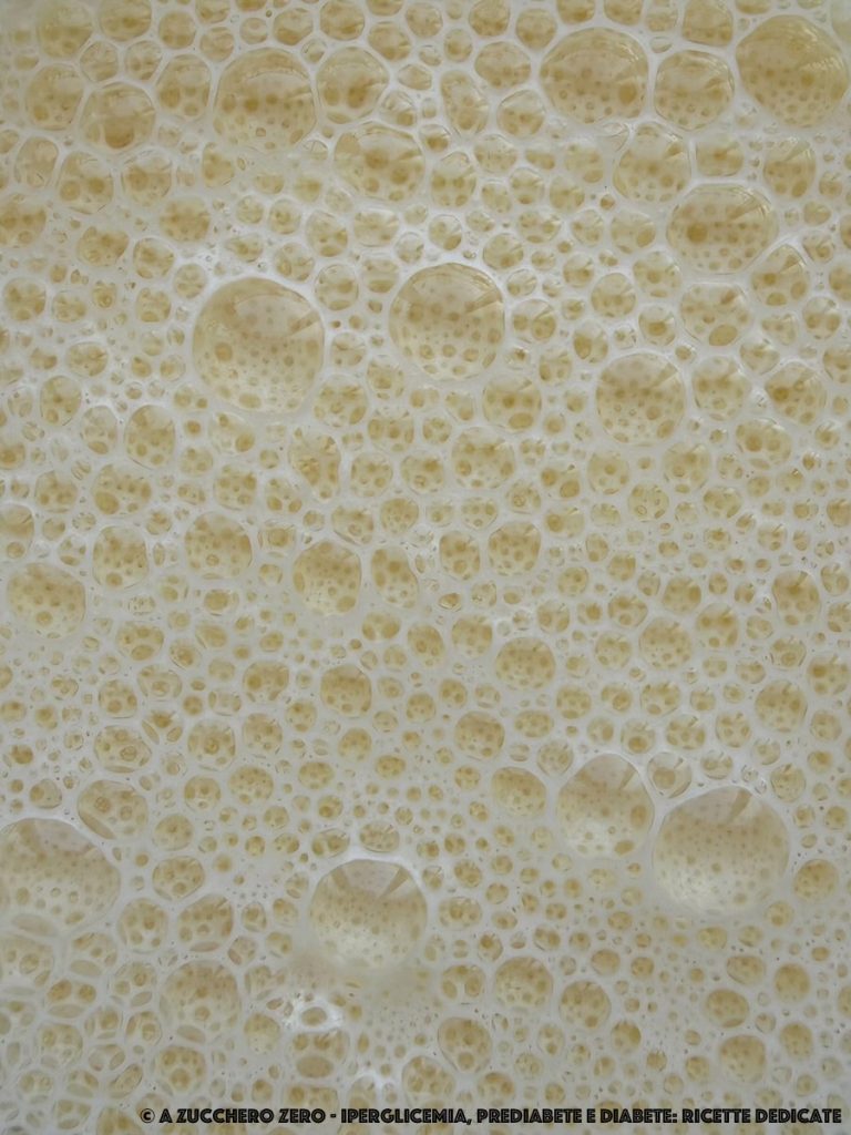 huevos montados con eritritol luego aceite y leche