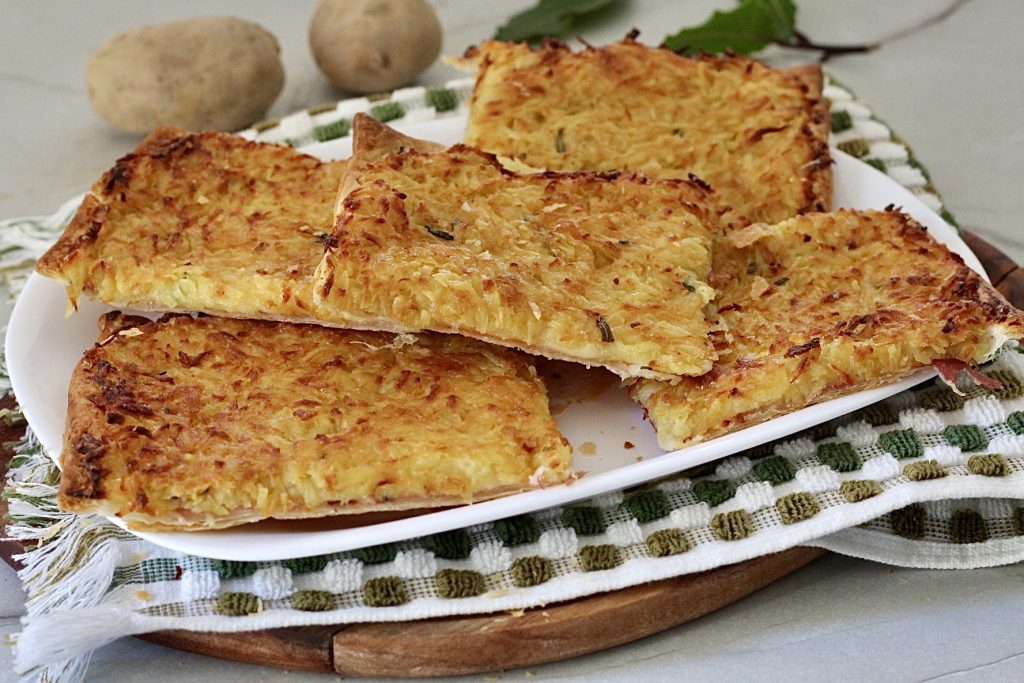 Schiacciata crujiente de hojaldre con patatas, speck y queso