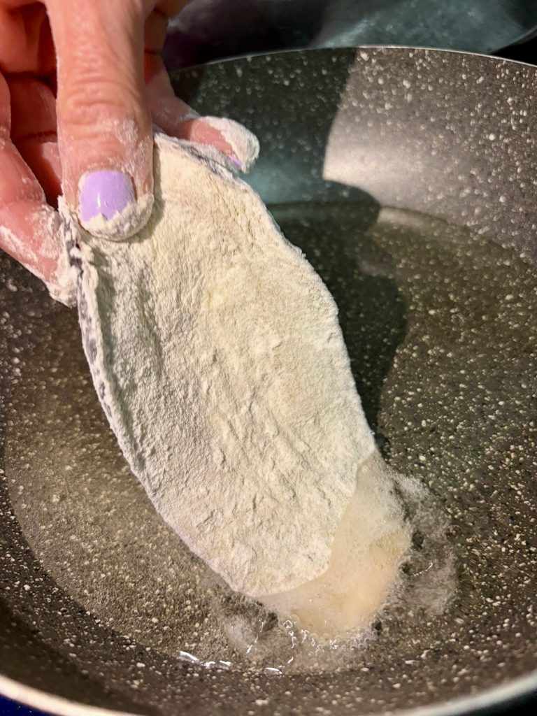 lonchas de berenjena enharinadas listas para freír en sartén