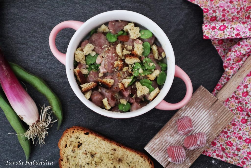 Ñoquis de remolacha con habas, panceta y pecorino