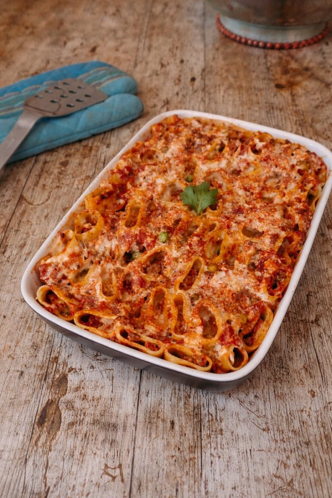 paccheri al horno gratinados con ragú y queso, fuente vista desde arriba