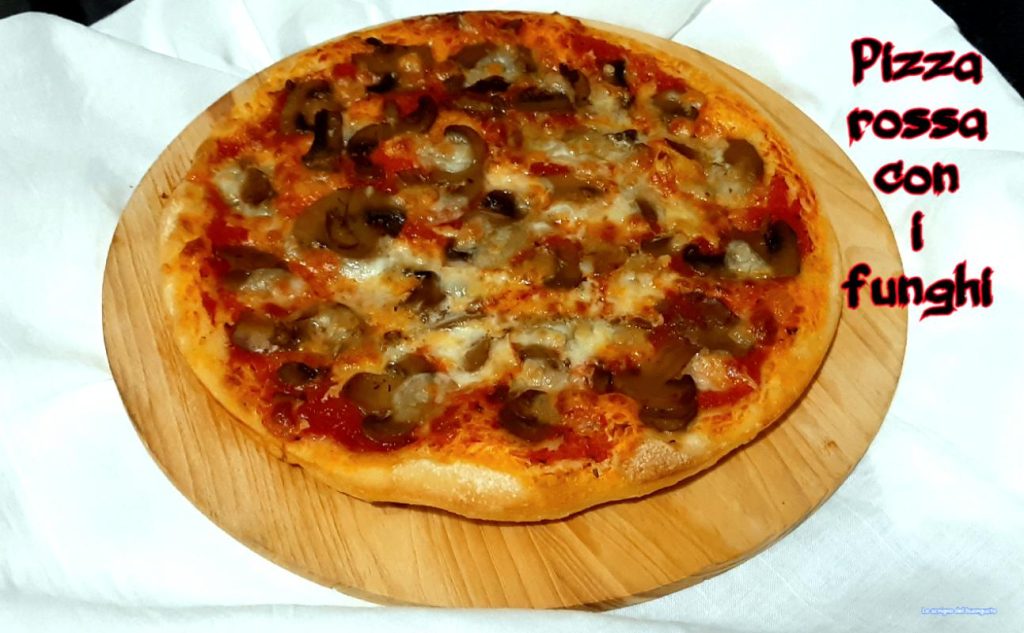 Pizza roja con champiñones