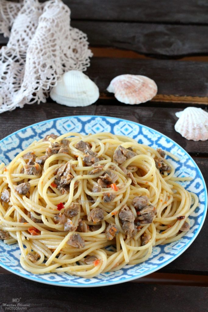 Pasta con almejas, tomates secos y aceitunas
