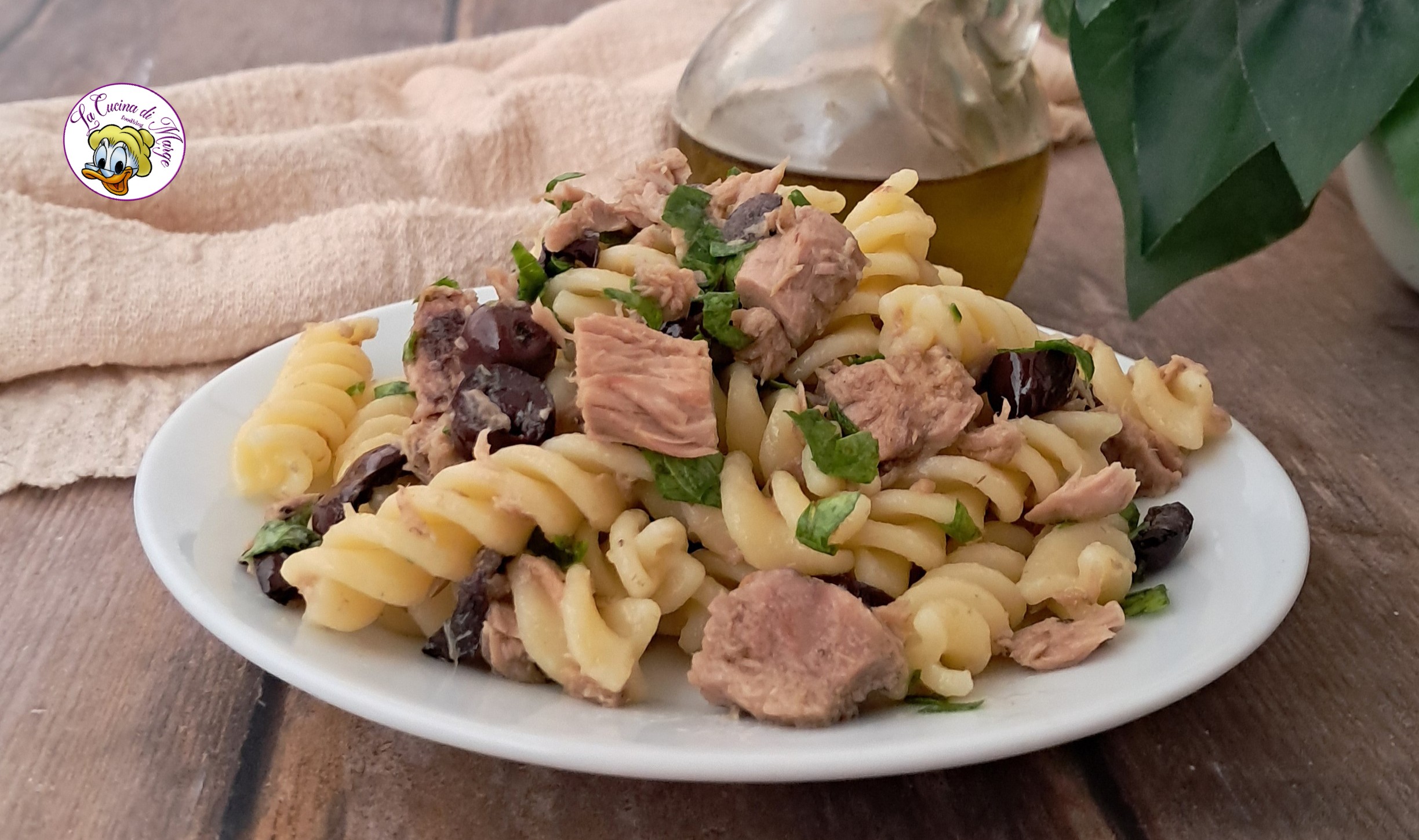 Pasta con atún y aceitunas