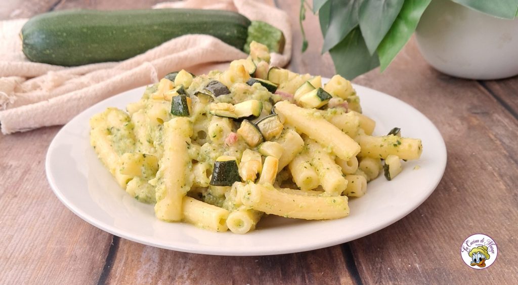 Pasta con calabacín y panceta