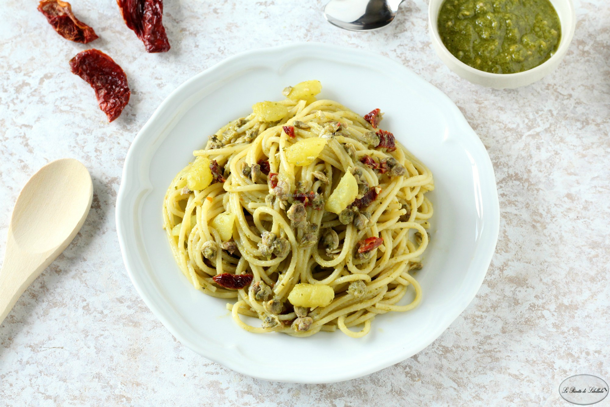 Pasta con patatas, pesto y almejas
