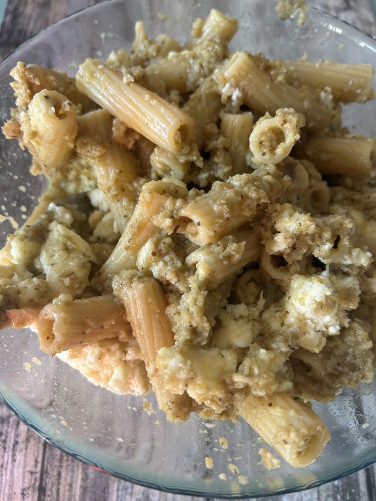 pasta con berenjenas y queso mezclada lista para montar