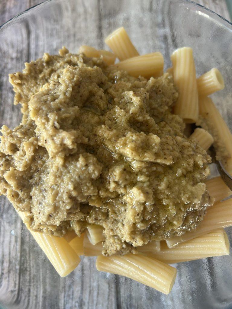 pasta con crema de berenjenas casera antes de la cocción