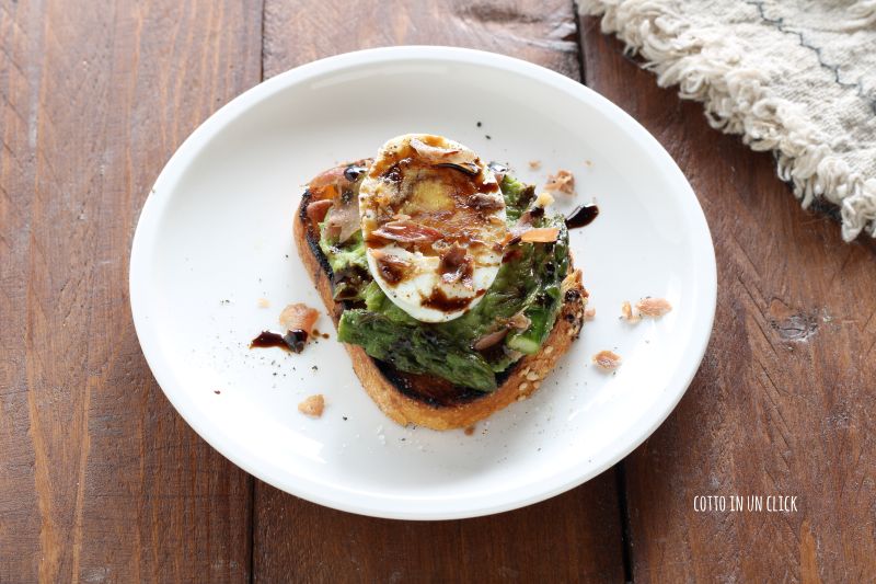 Bruschettas con espárragos y huevos