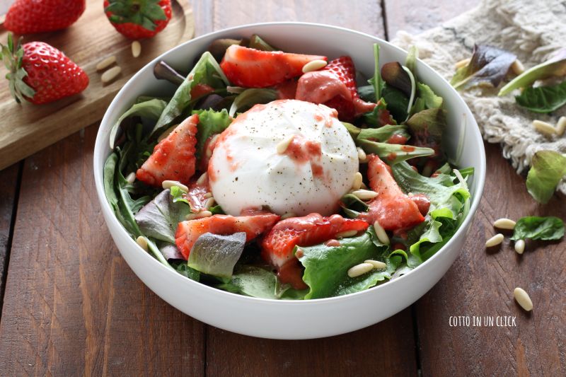 Ensalada con burrata y salsa de fresas