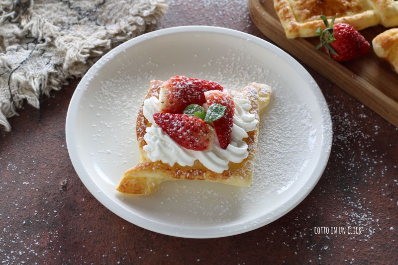 Hojaldres con fresas y nata