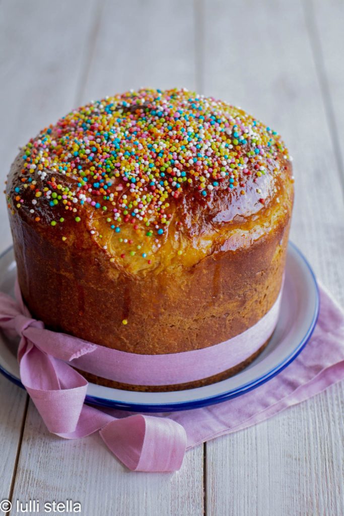 pizza de pascua dulce entera con sprinkles de azúcar