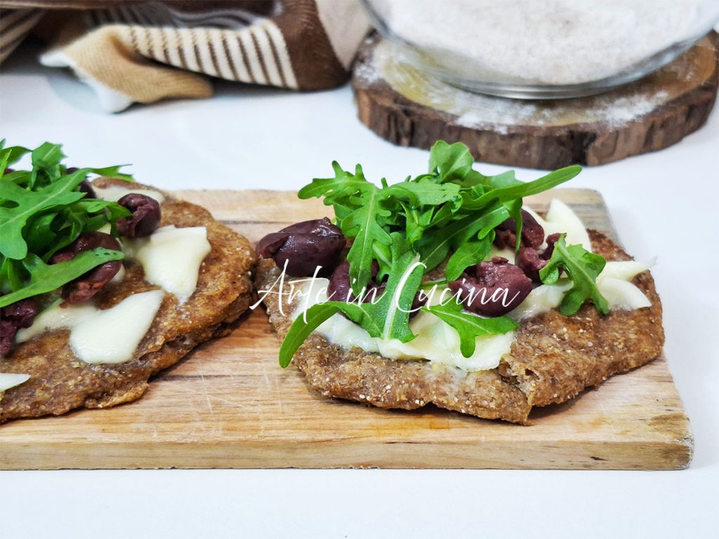 PIZZETTE INTEGRALES con rúcula y aceitunas