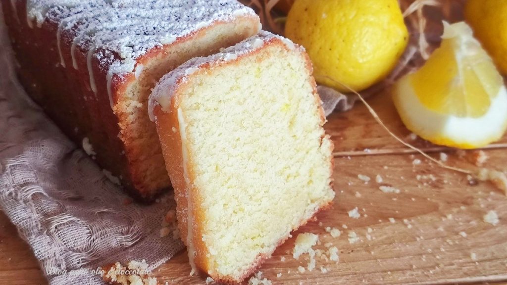 Porción de plumcake esponjoso con coco y limón