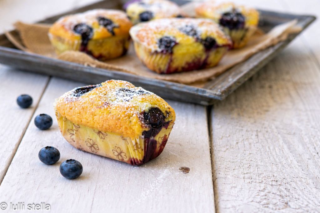 plumcake individual con arándanos frescos