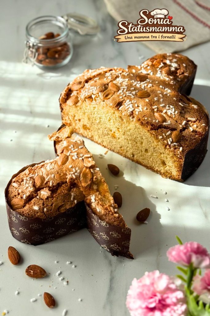 Primer plano de la cobertura crujiente de almendras en colomba pascual sin levado, detalle de la superficie dorada