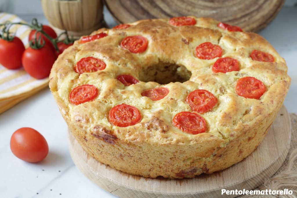 Rosca salada con embutidos y tomatitos