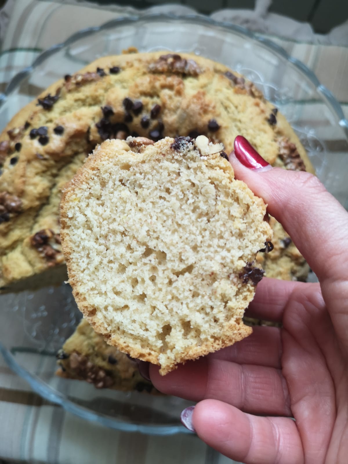 Tarta con agua esponjosa con nueces y chocolate