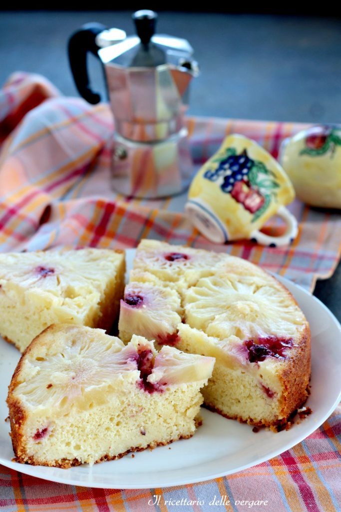 Porción de tarta invertida de piña esponjosa y húmeda