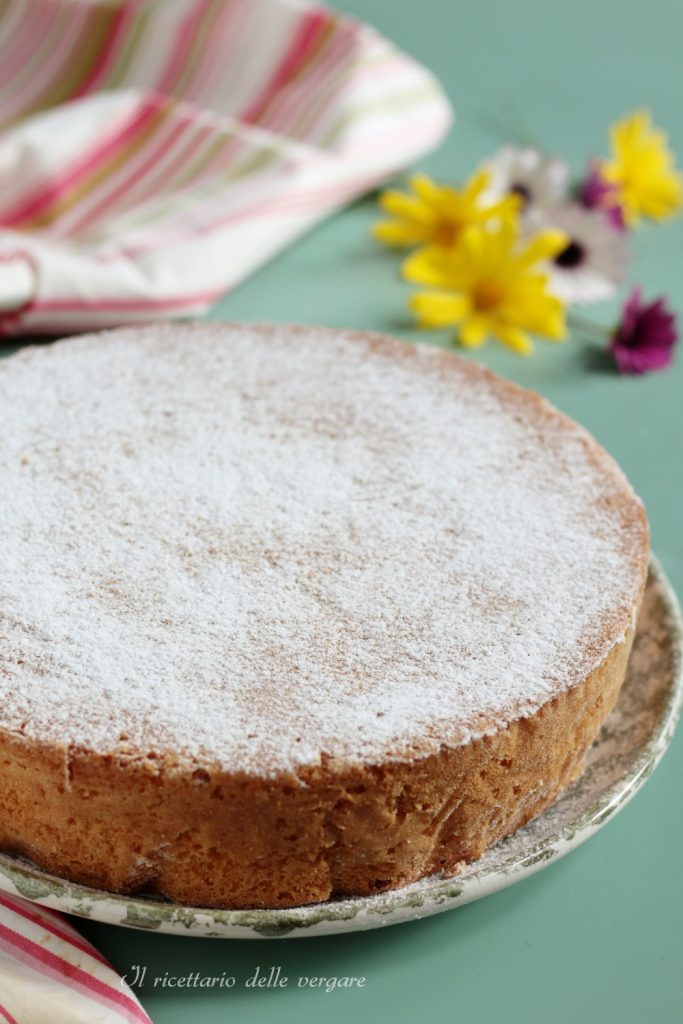 Tarta Margherita altísima y súper esponjosa espolvoreada con azúcar glas, receta de la abuela de las Vergare.