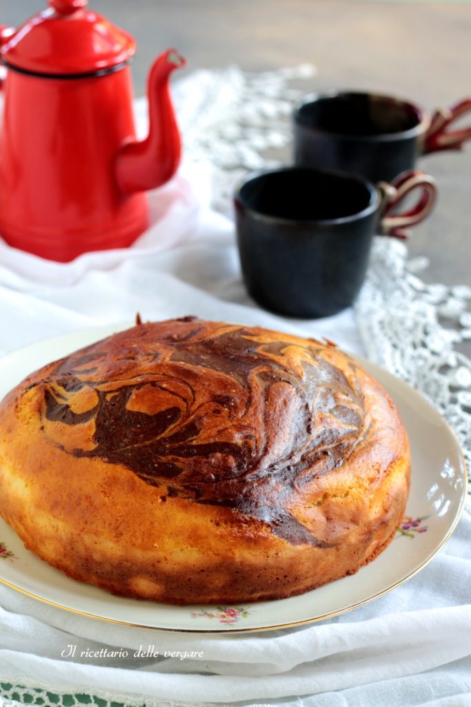 Tarta marmolada entera de yogur griego cocida en freidora de aire, versión vertical.