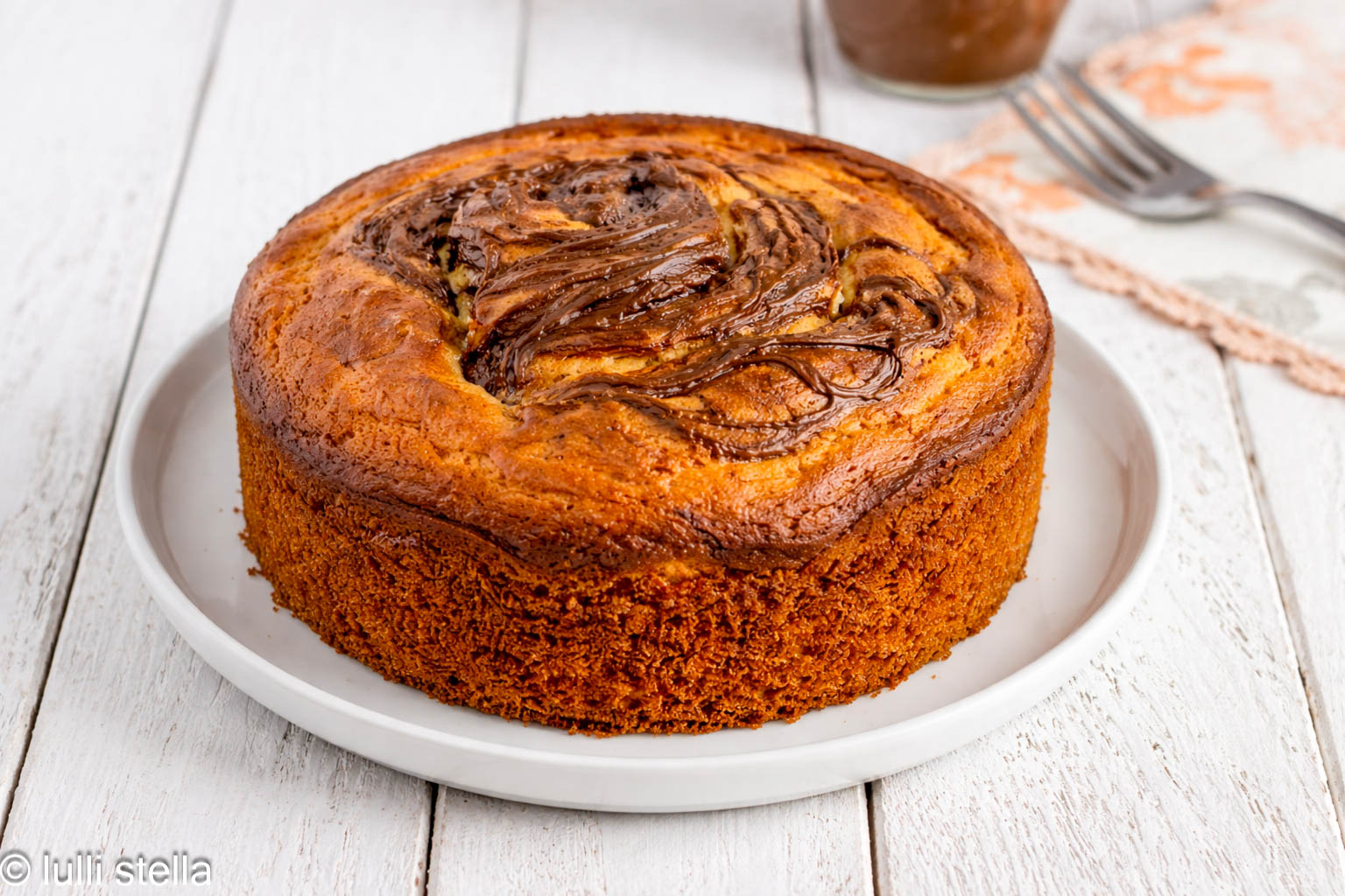Tarta de yogur sin gluten con corazón cremoso de chocolate (también sin lactosa)