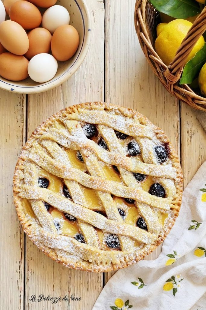 tarta amalfitana con crema y guindas en almíbar