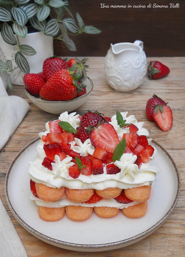 tiramisú de fresas sin huevos vertical