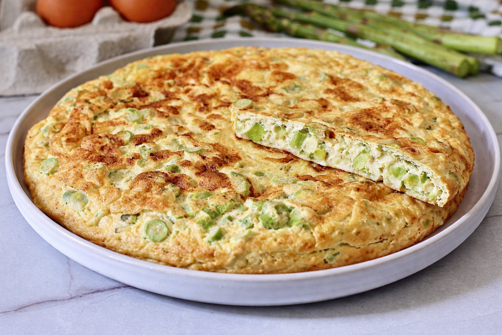 Tortilla de espárragos receta ingeniosa, cómo hacerla alta y esponjosa sin horno.