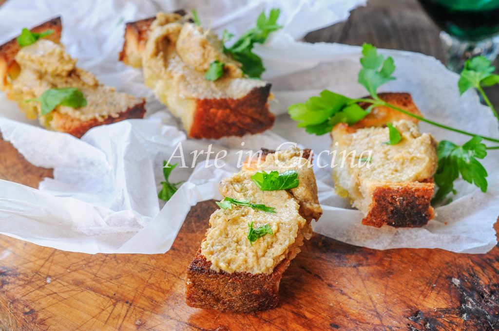 Tostadas con crema de alcachofas, aperitivo
