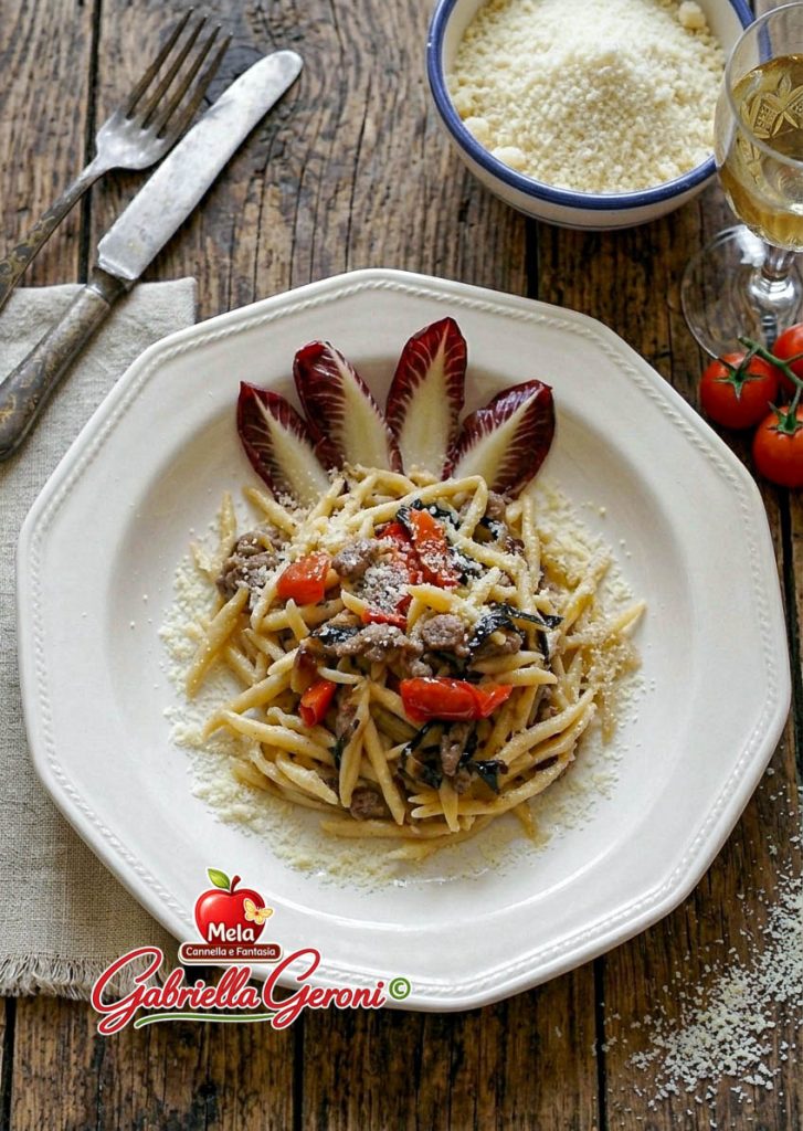 trofie radicchio salchicha y tomates cherry