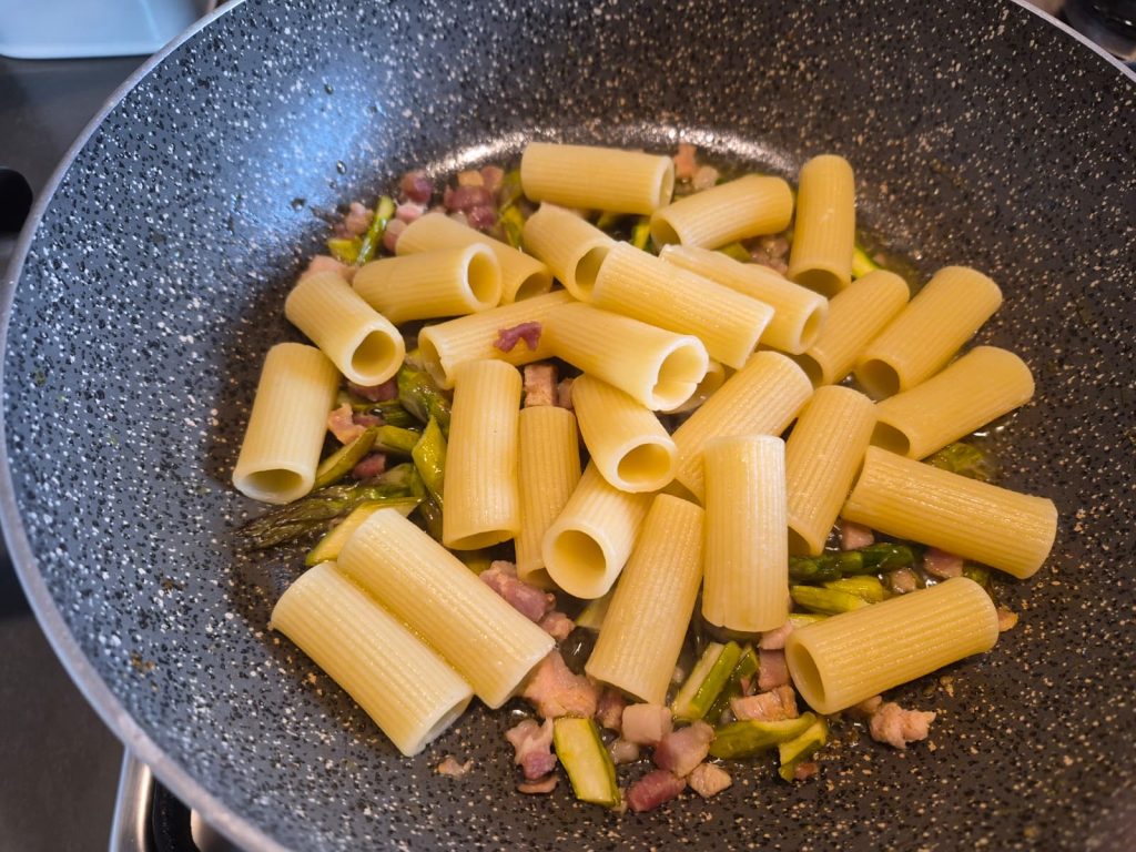 Carbonara de espárragos y panceta: el secreto para una cremosidad perfecta