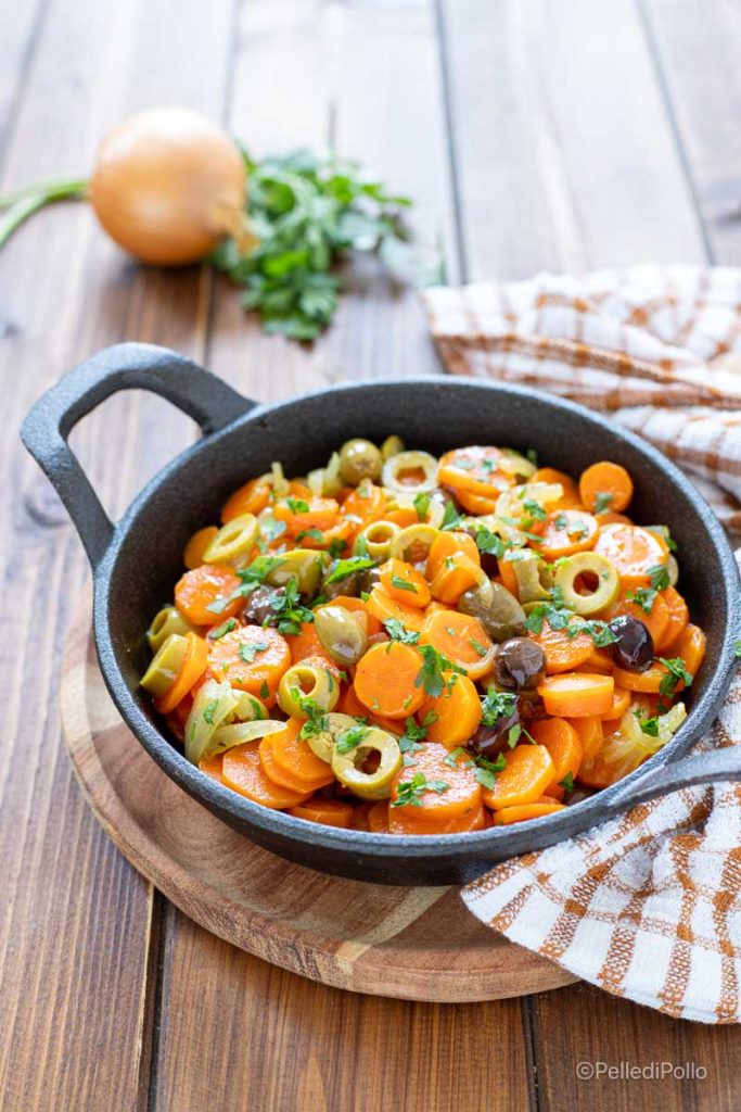 zanahorias con aceitunas en sartén