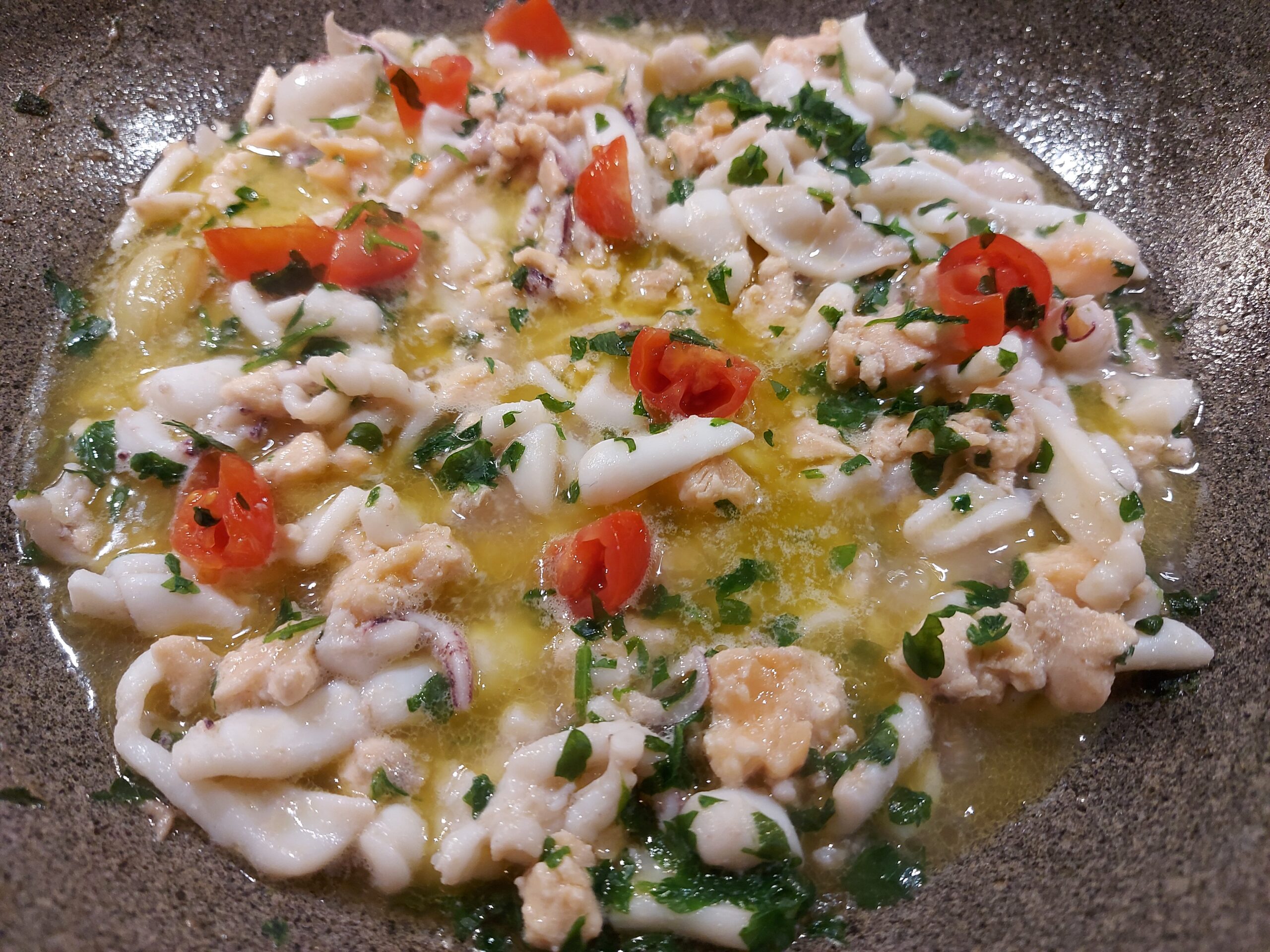 Salmão e lulas molho para espaguete