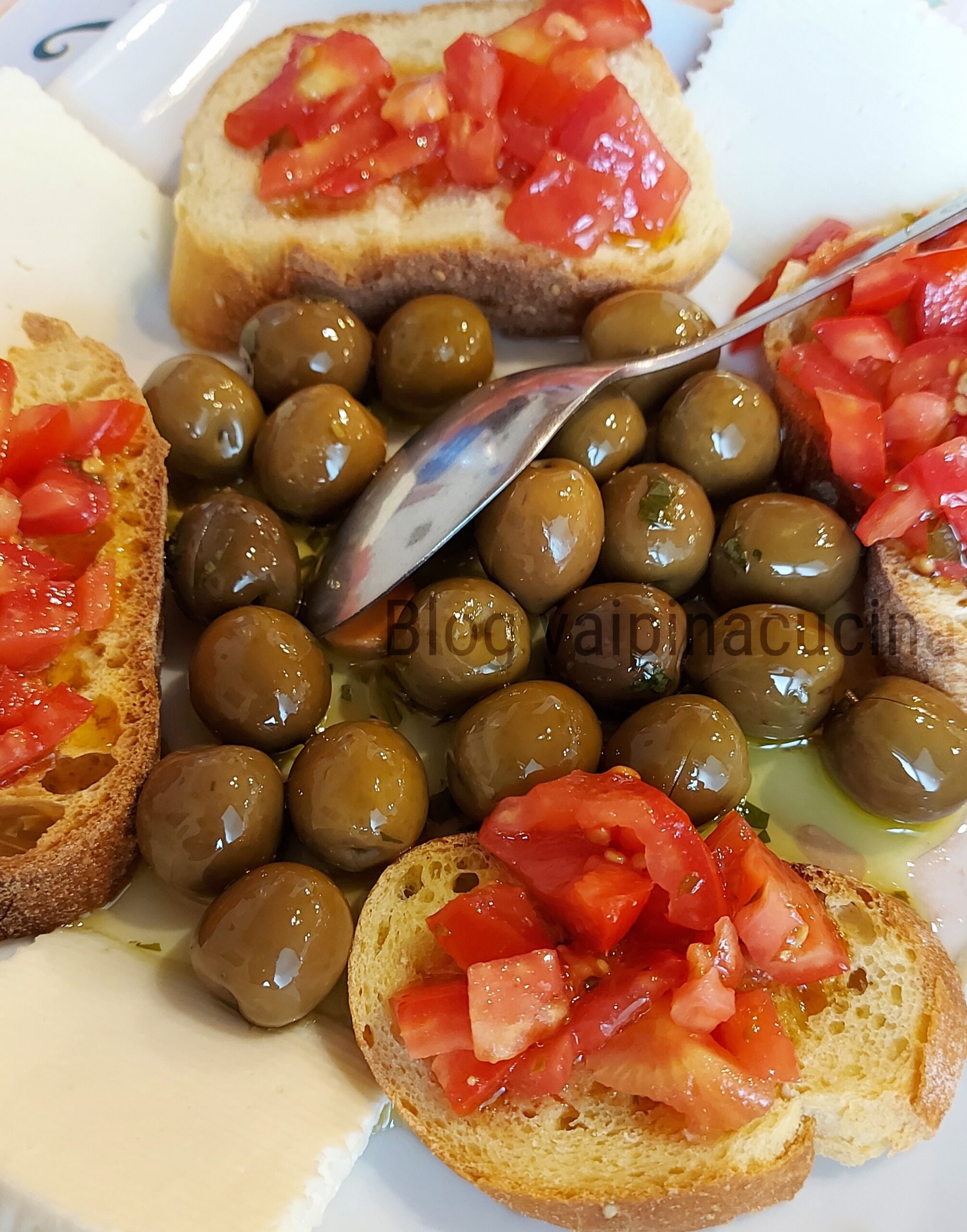 Aperitivo bruschetta e azeitonas