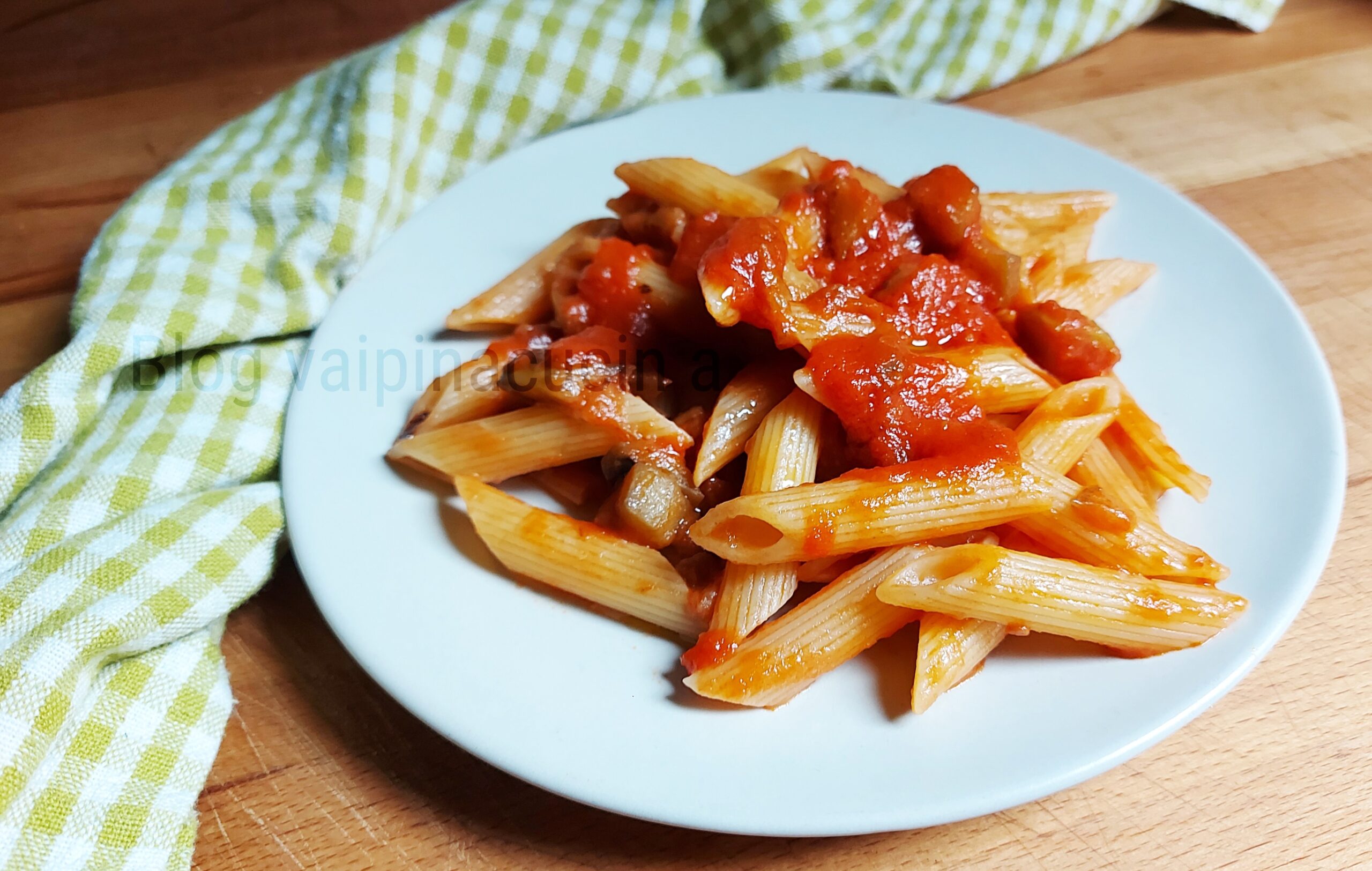 Penne com tomates e berinjelas