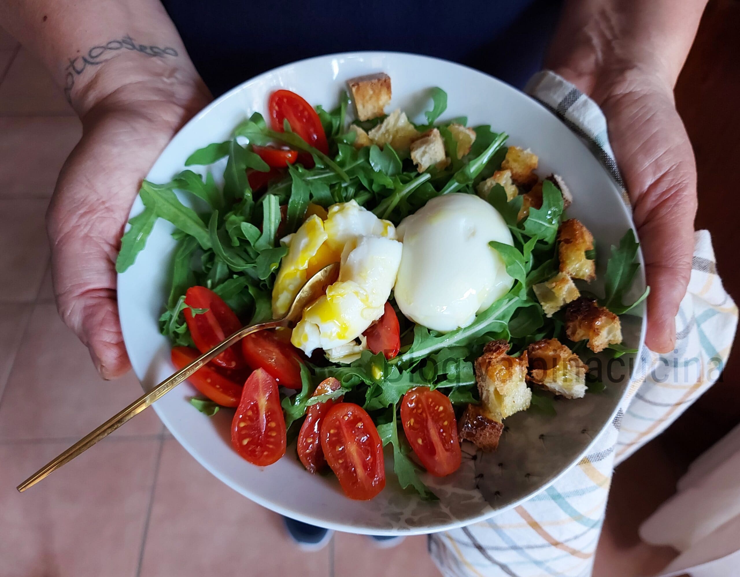 Ovos com rúcula e tomatinhos