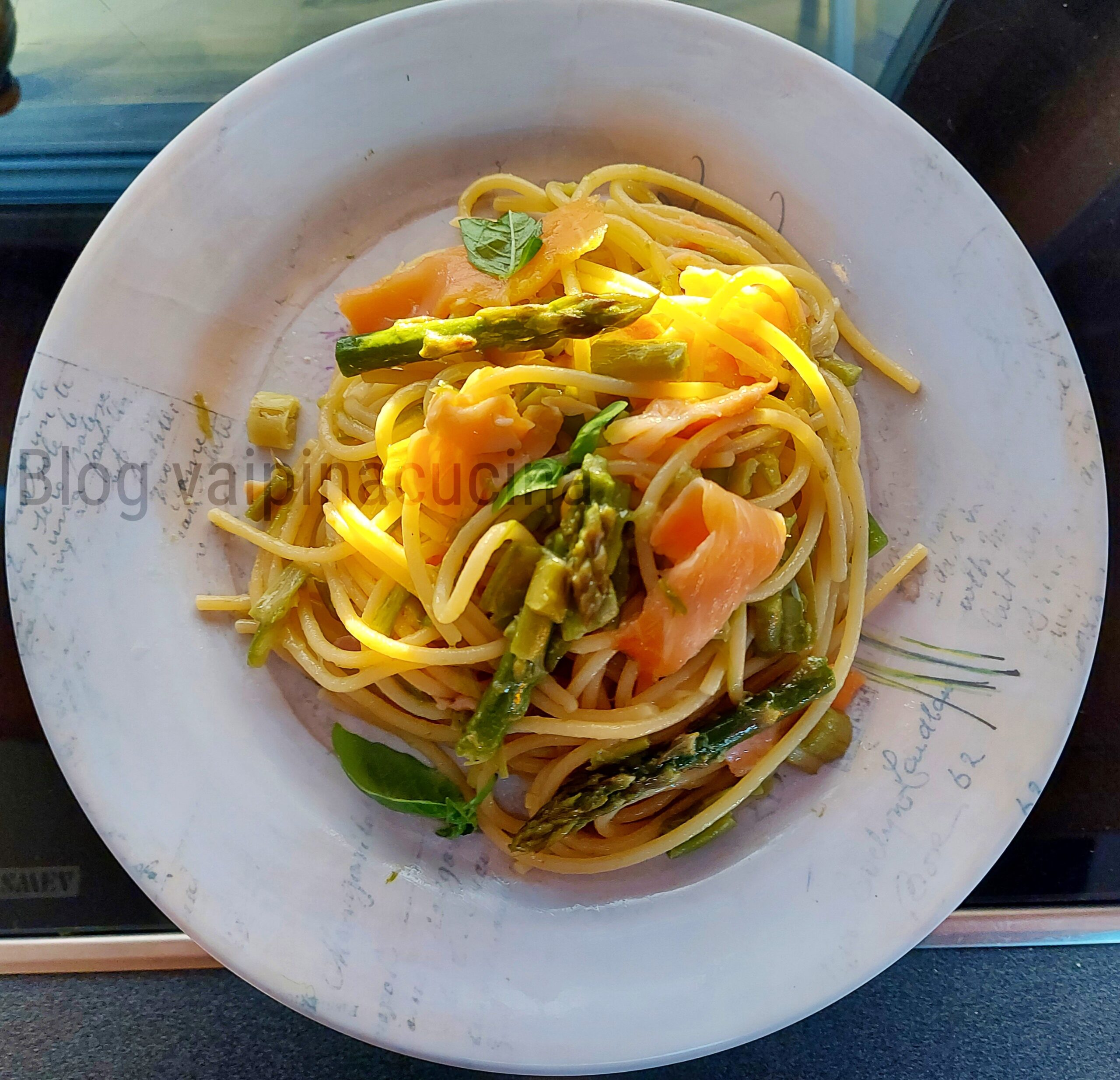 Spaghetti com aspargos e salmão