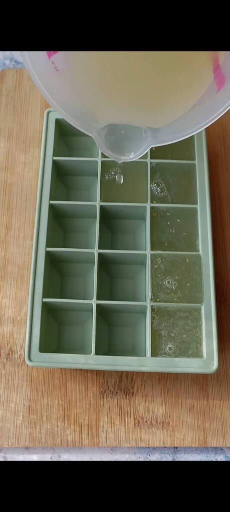 Despejamos a mistura nos cubos de gelo