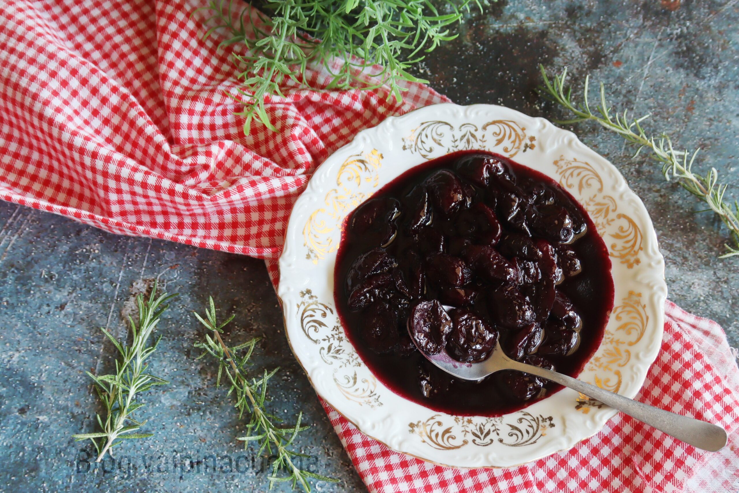 Cerejas cozidas ao vinho tinto