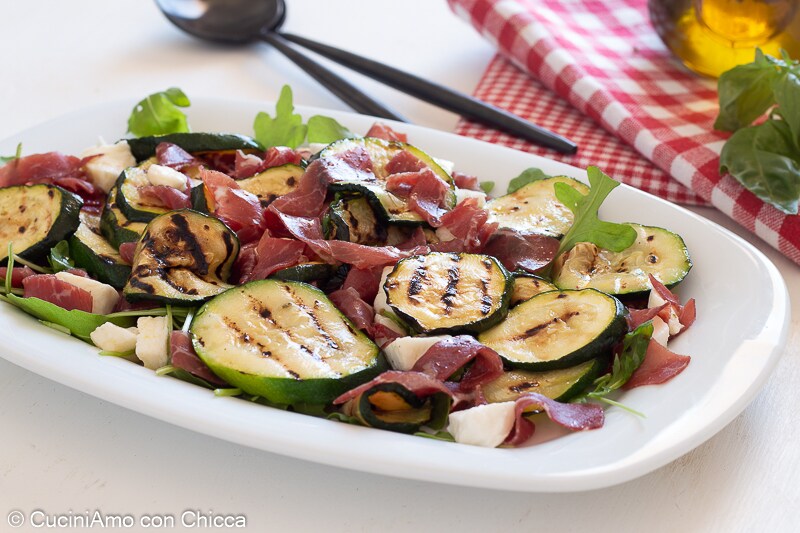 Abobrinhas grelhadas com mozzarella e bresaola