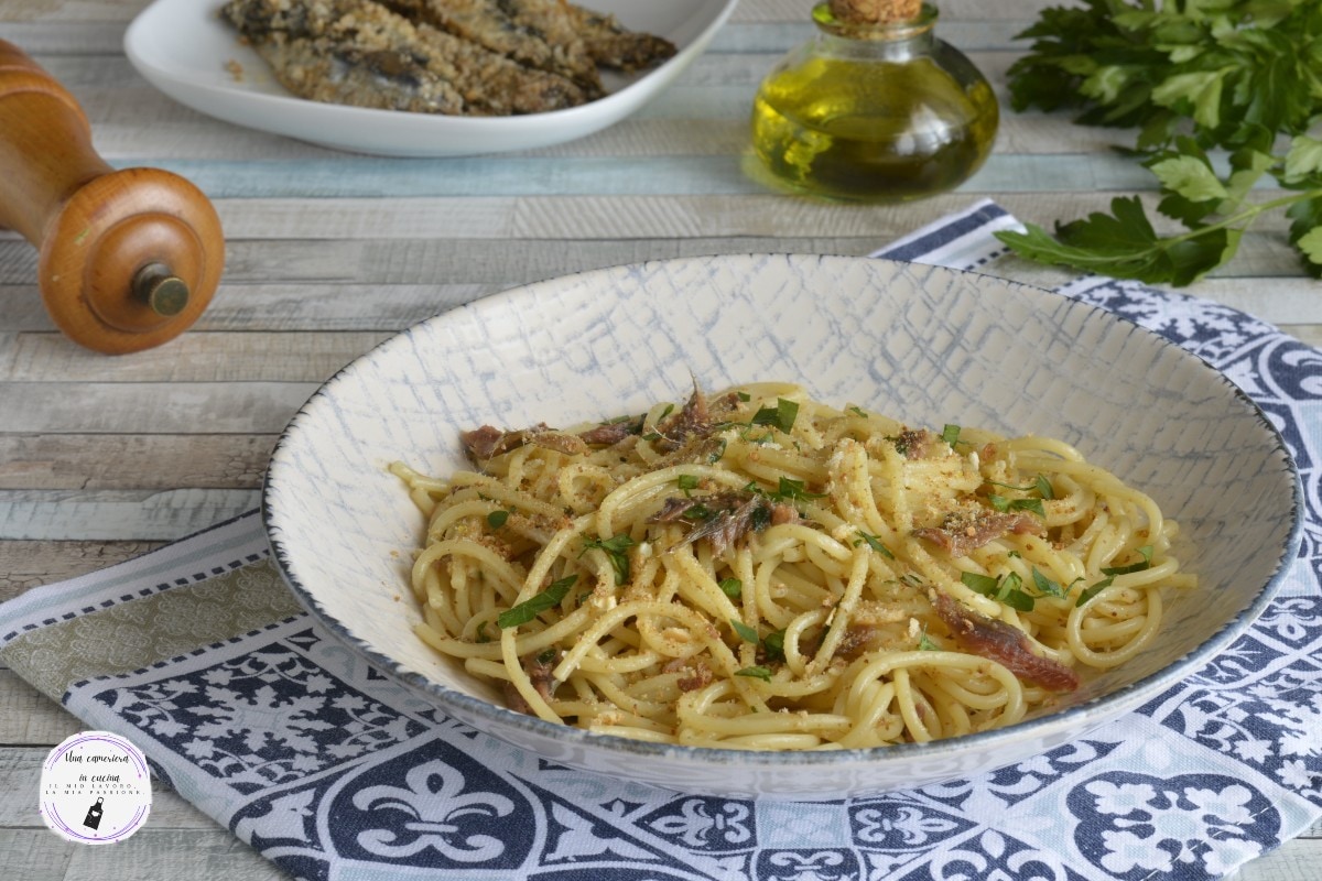 Espaguete com anchovas e farinha de rosca