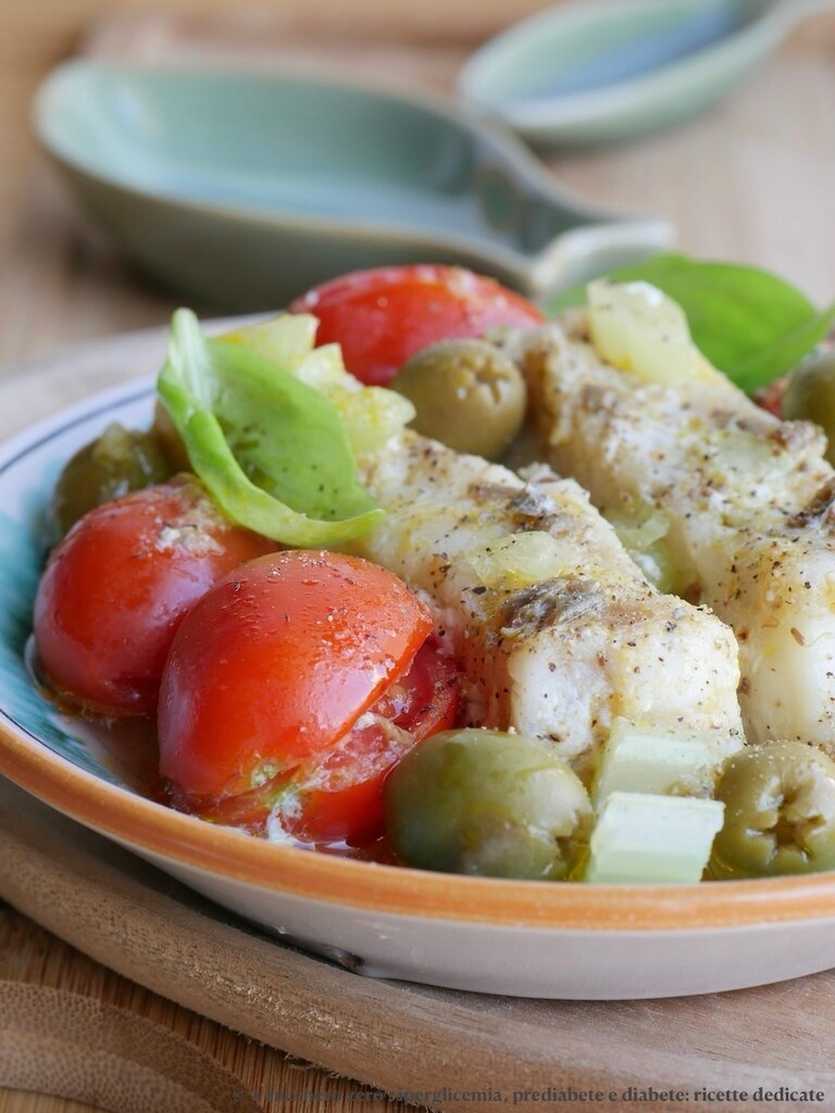 Filés de bacalhau light na frigideira com tomatinhos, alcaparras e azeitonas