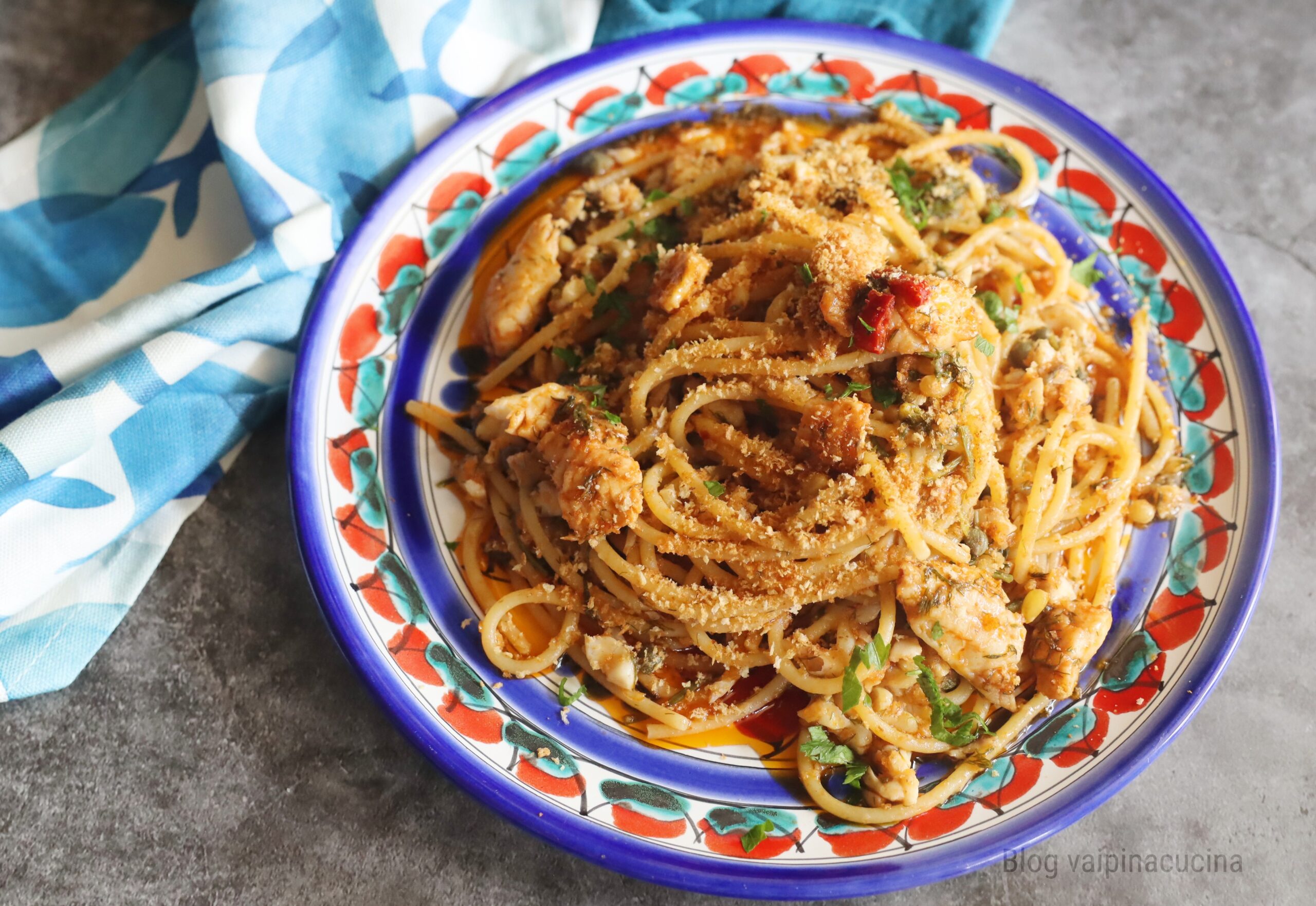 Espaguete ao ragu de salmonete à lampedusana