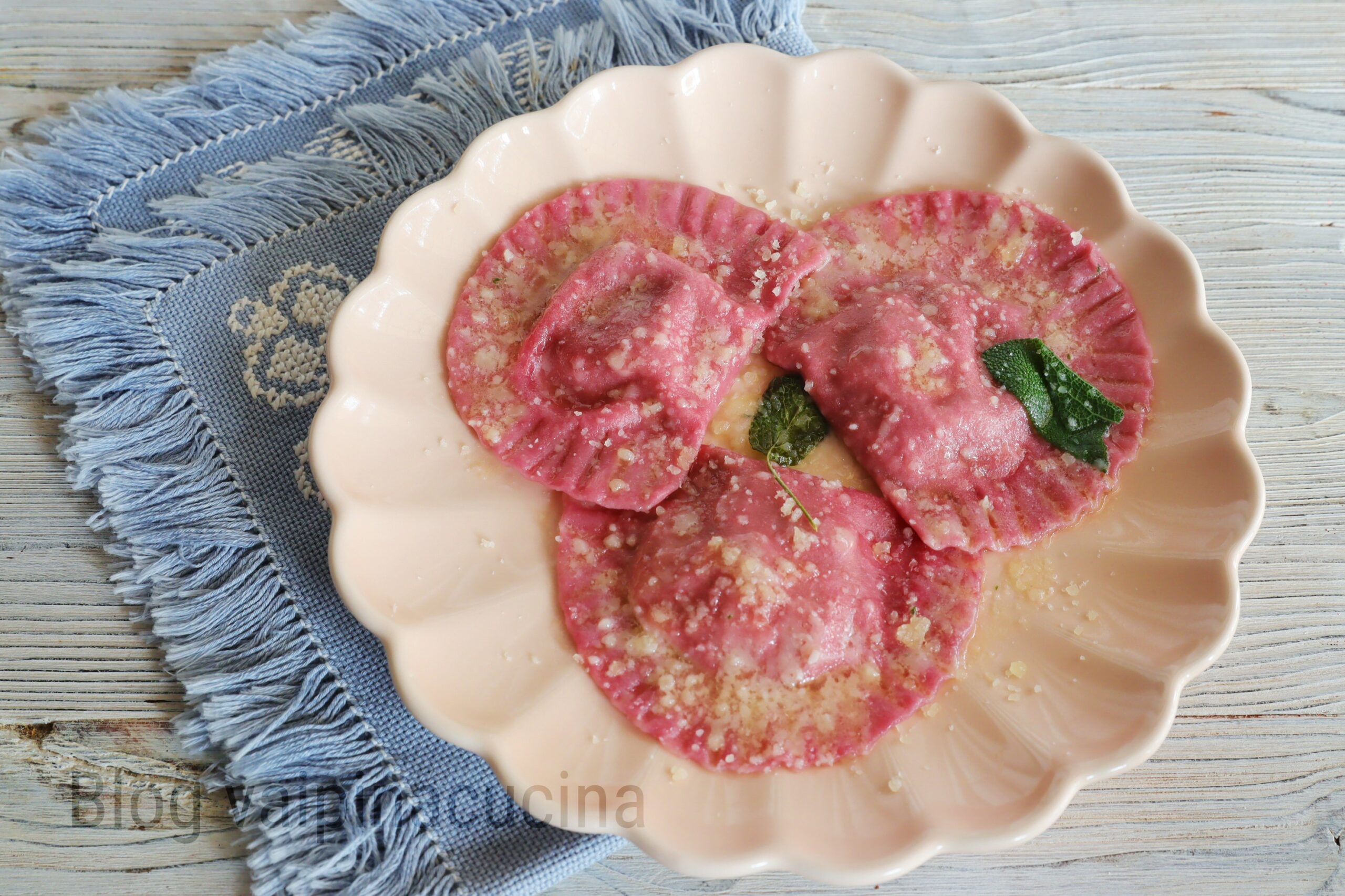 Ravioli vermelhos com manteiga e sálvia