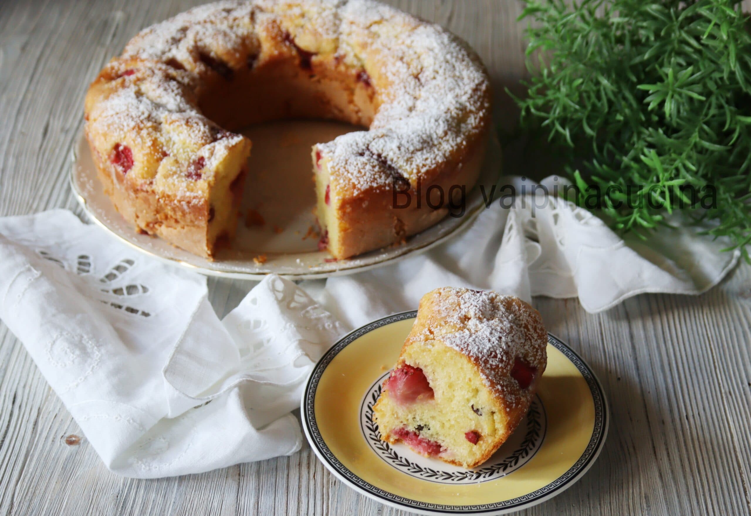 Bolo de anel macio de mirtilos e morangos
