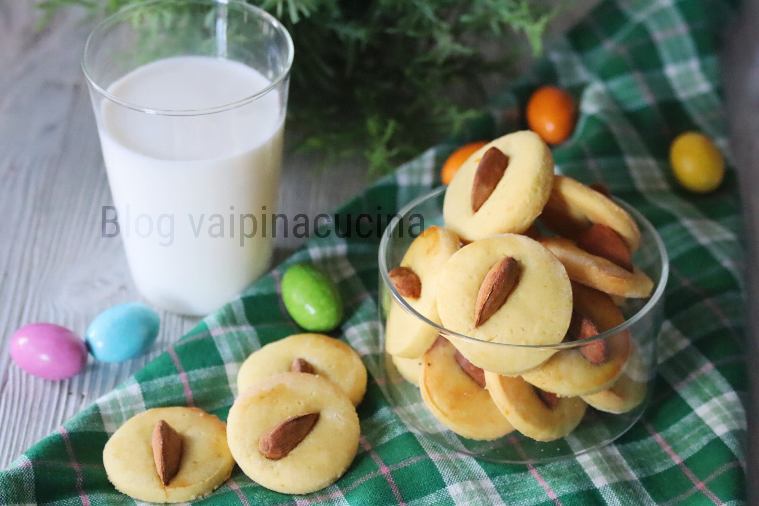 Biscoitos de amêndoa e suco de laranja