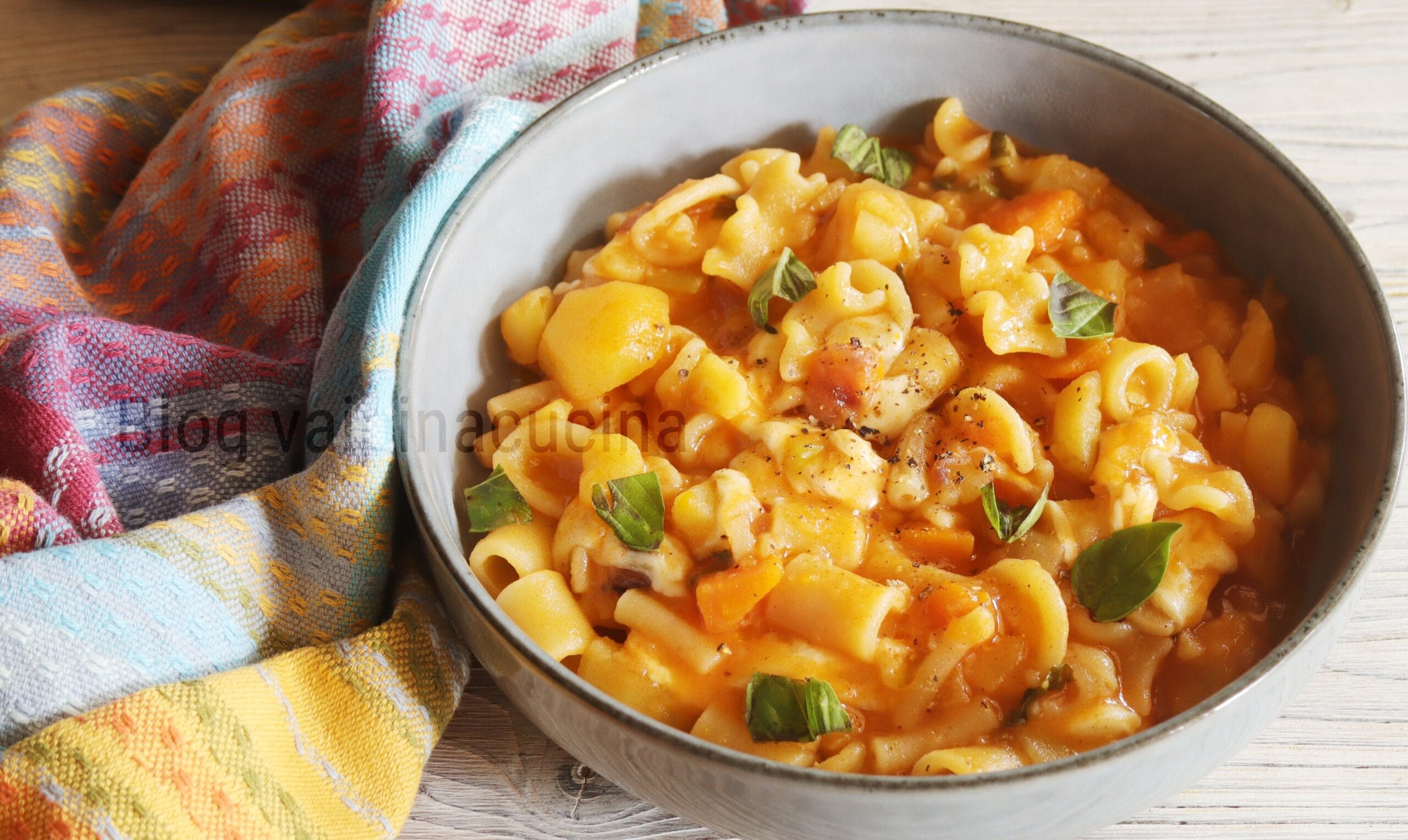 Macarrão com batata e provolone