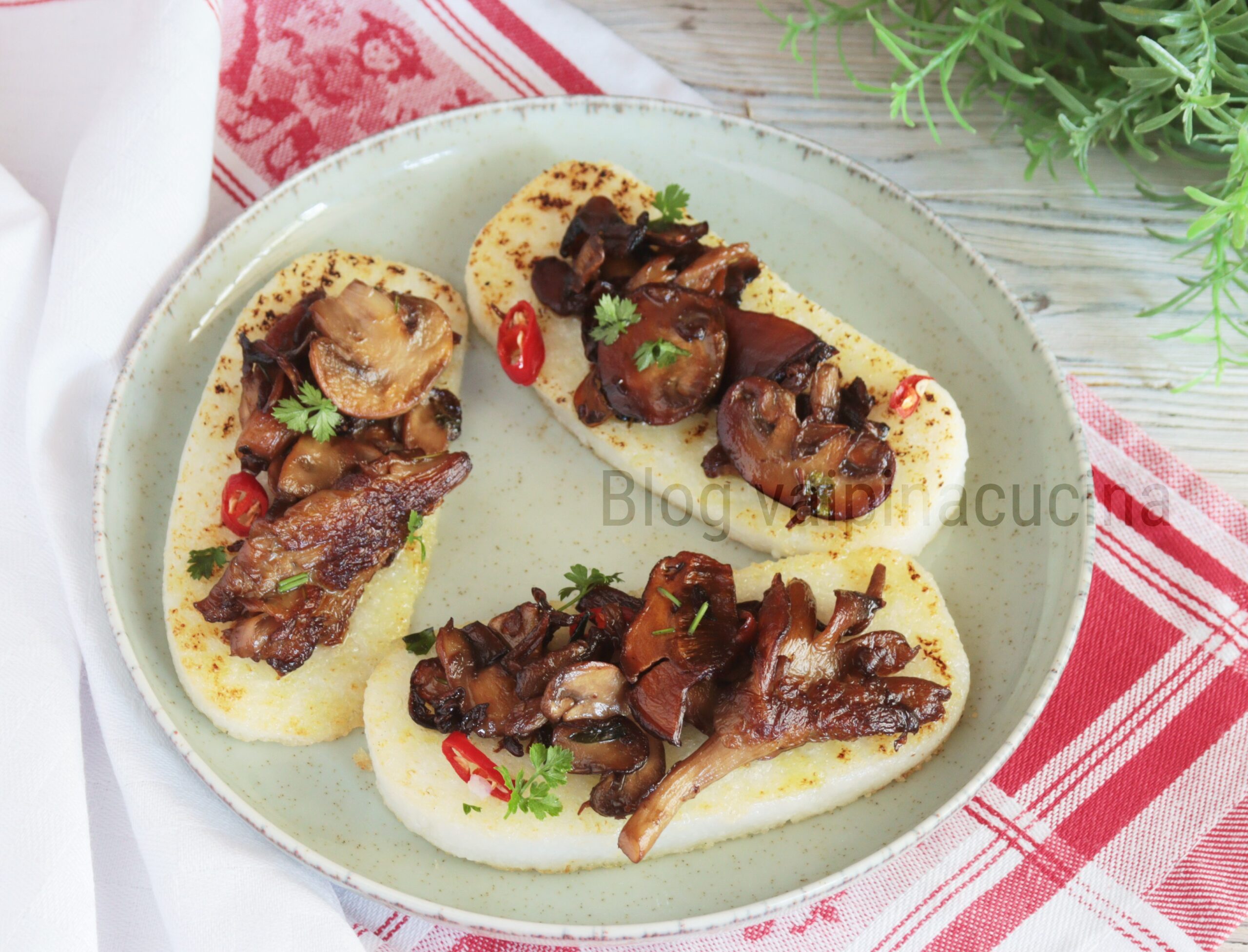 Polenta branca e cogumelos mistos